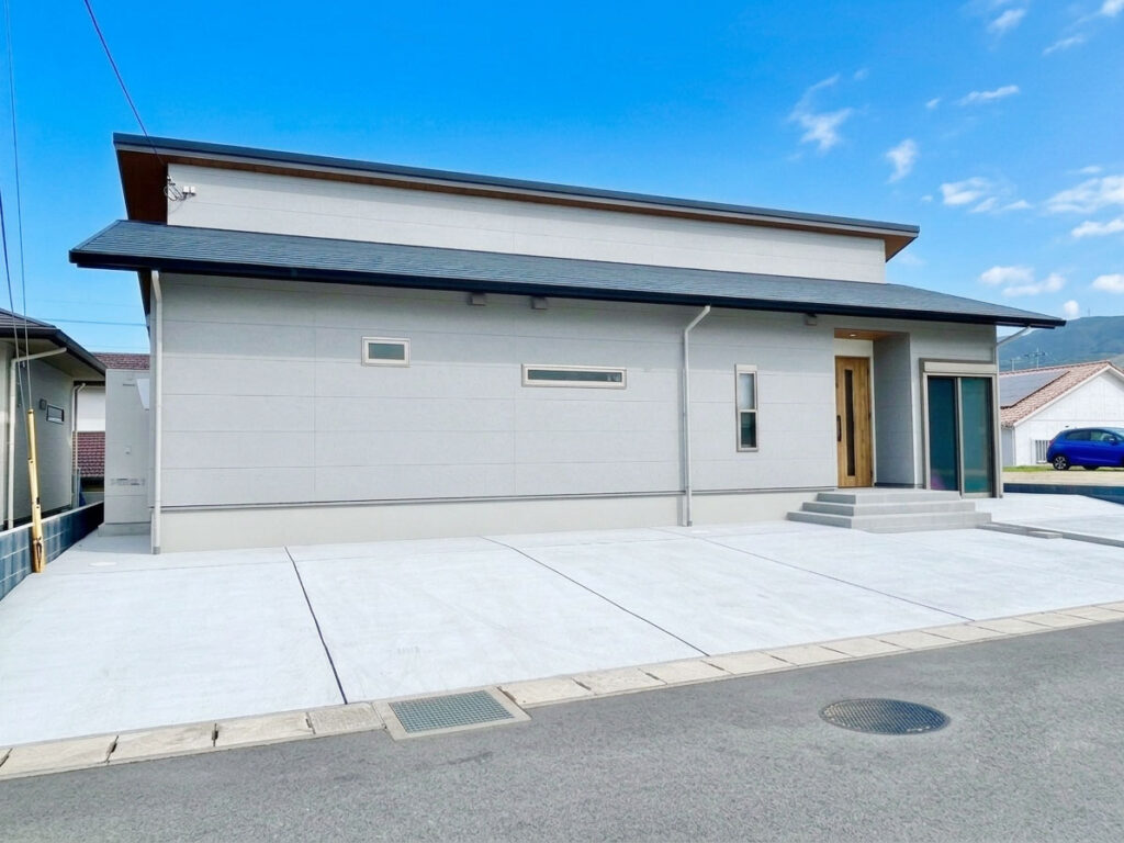 すっきり広々暮らす。大容量パントリー＆土間収納のある平屋住まい